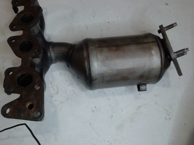 Catalytic Converter with Integrated Exhaust Manifold