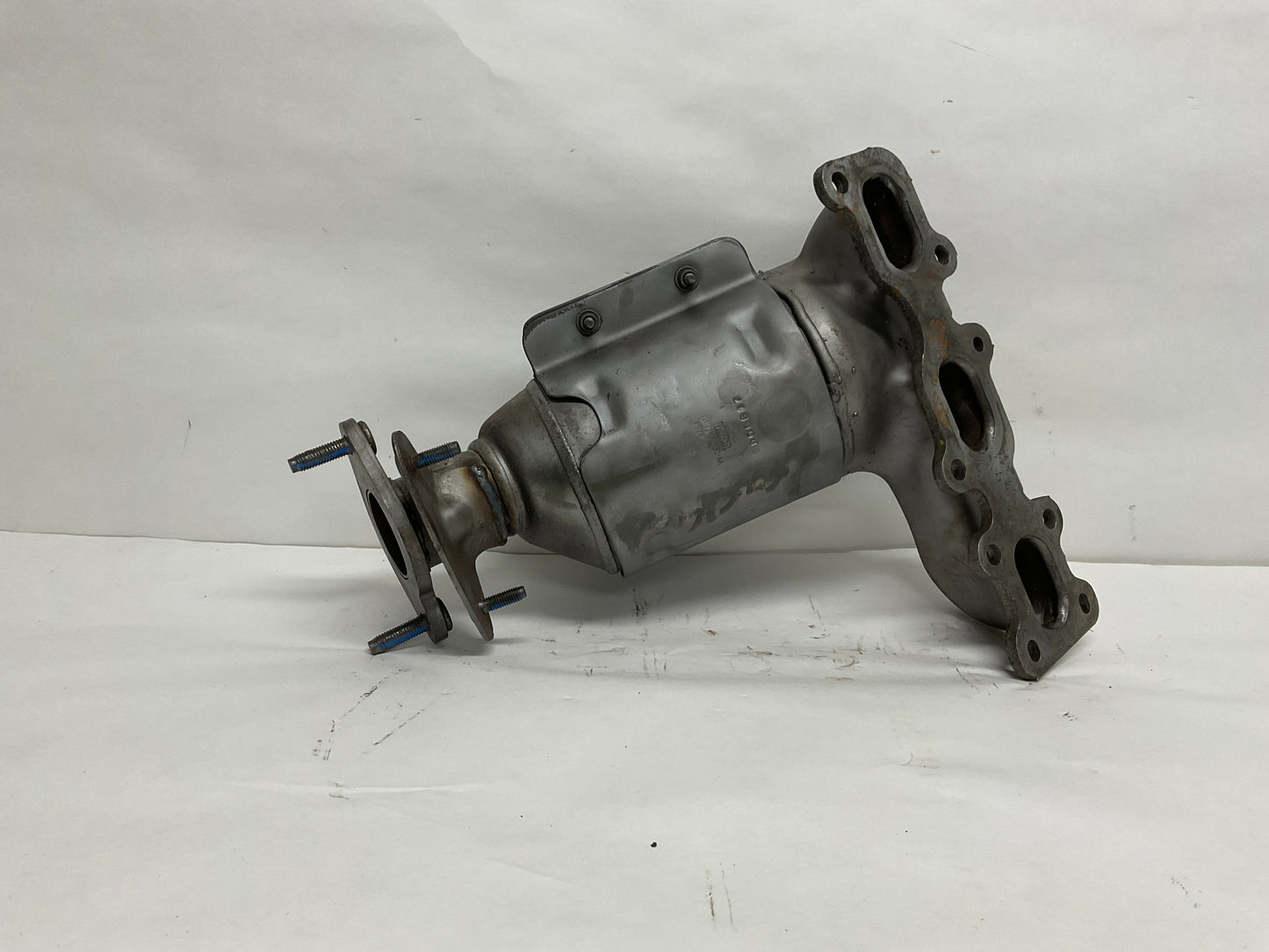 Front, Catalytic Converter with Integrated Exhaust Manifold