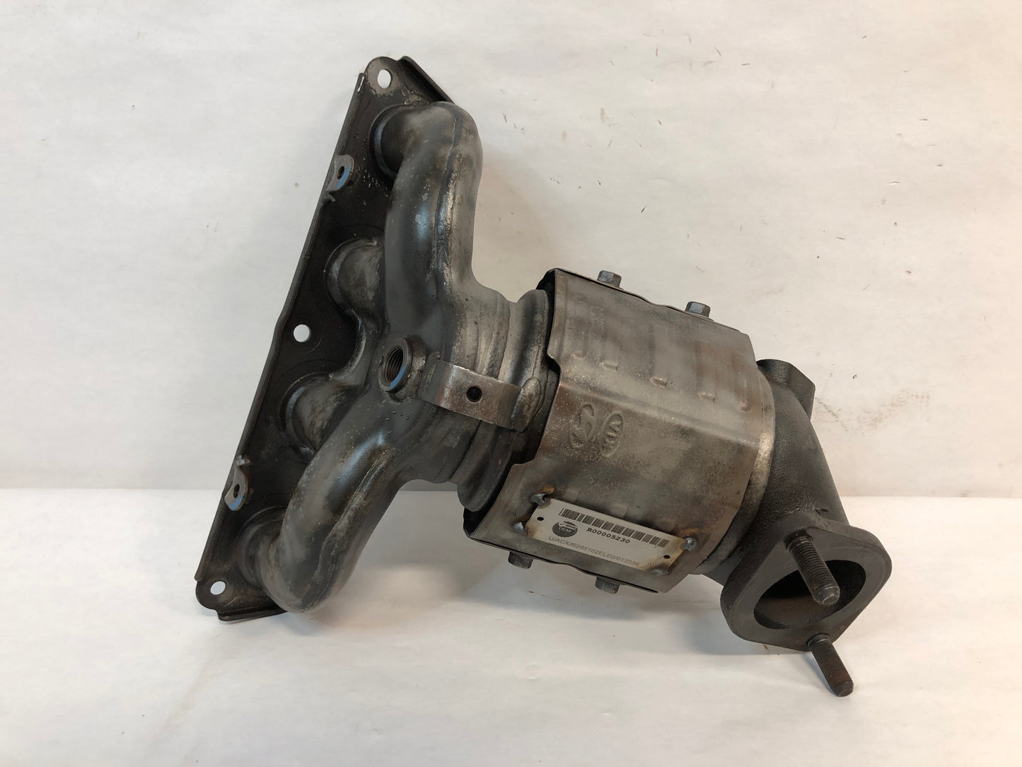 Catalytic Converter with Integrated Exhaust Manifold