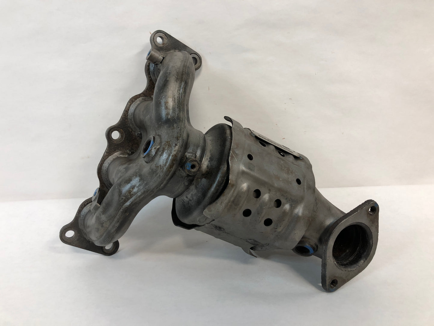 Catalytic Converter With Integrated Exhaust Manifold