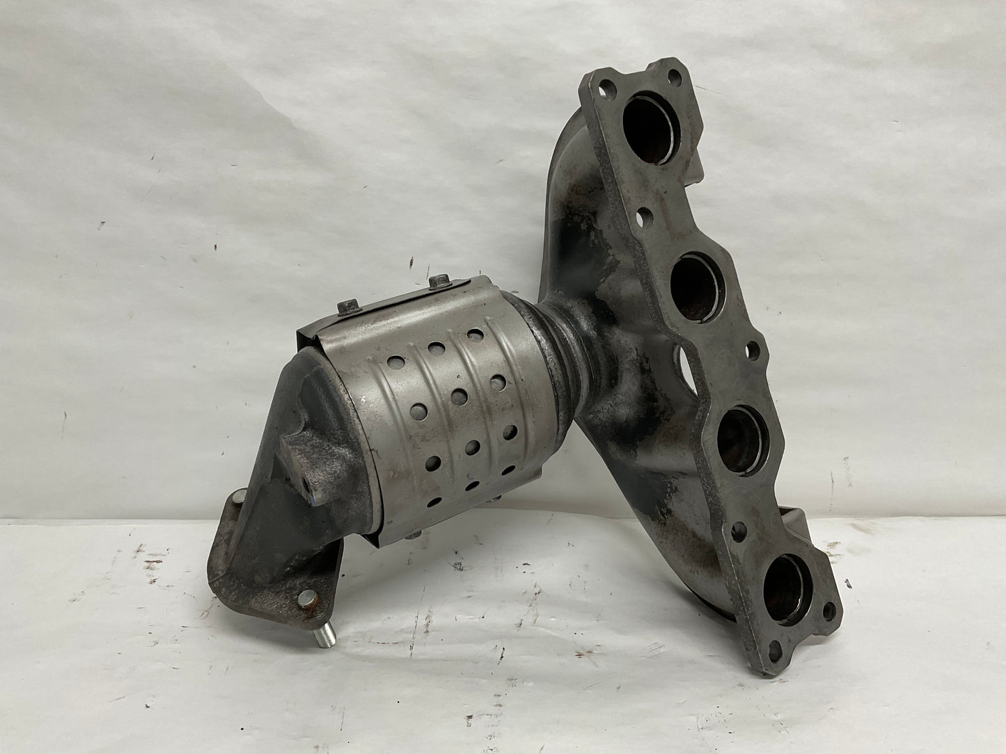 Catalytic Converter With Integrated Exhaust Manifold