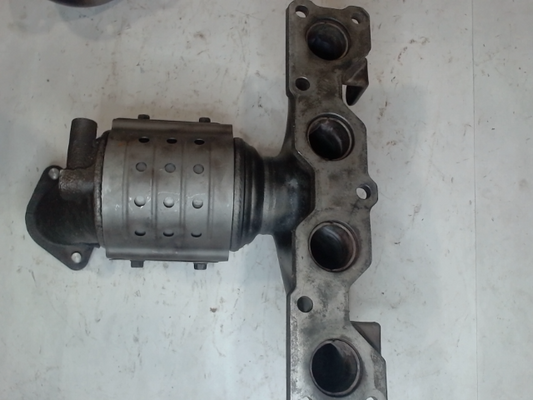 Catalytic Converter with Integrated Exhaust Manifold