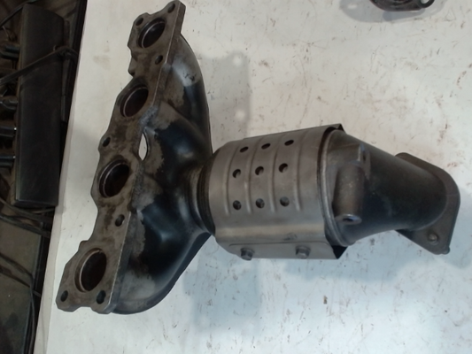 Catalytic Converter with Integrated Exhaust Manifold