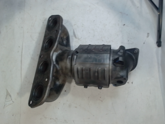 Catalytic Converter with Integrated Exhaust Manifold