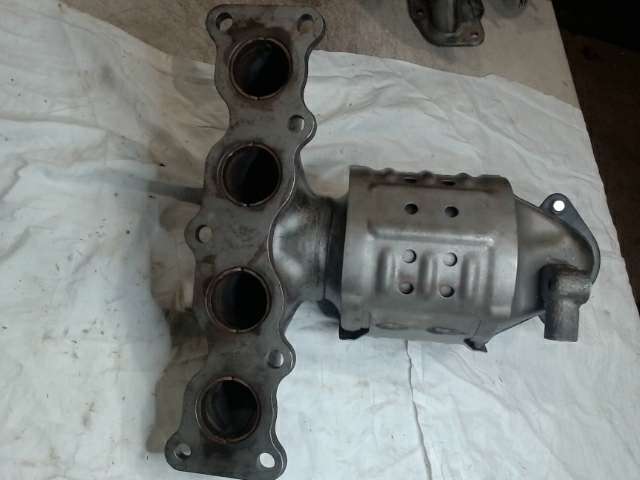 Catalytic Converter with Integrated Exhaust Manifold
