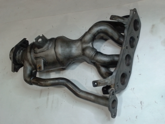Catalytic Converter with Integrated Exhaust Manifold