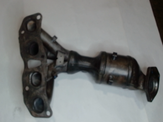 Catalytic Converter with Integrated Exhaust Manifold
