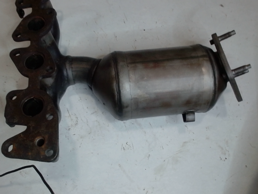 Catalytic Converter with Integrated Exhaust Manifold