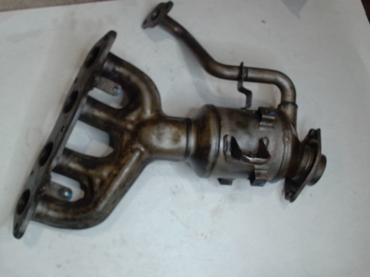 Catalytic Converter with Integrated Exhaust Manifold