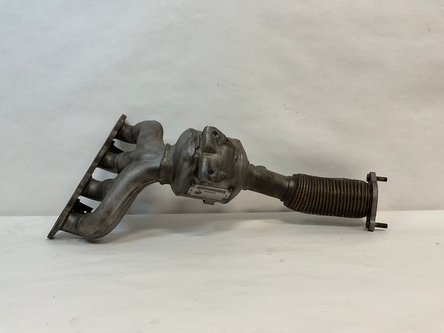 Catalytic Converter with Integrated Exhaust Manifold