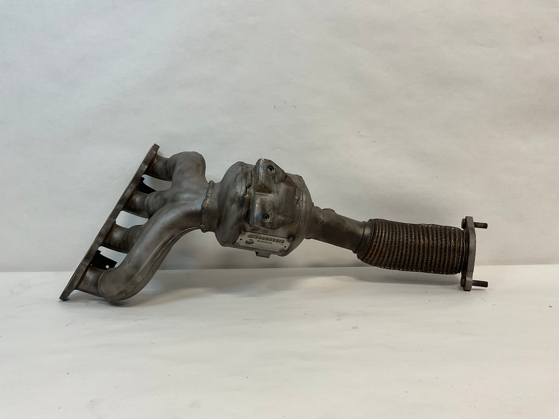 Catalytic Converter with Integrated Exhaust Manifold