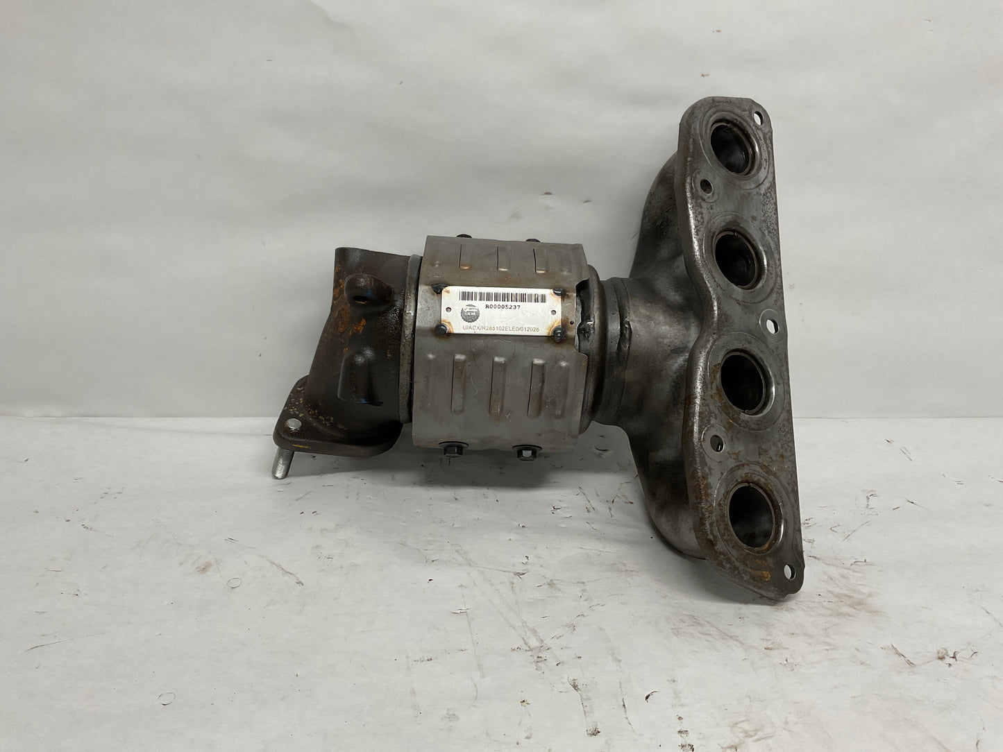 Catalytic Converter with Integrated Exhaust Manifold
