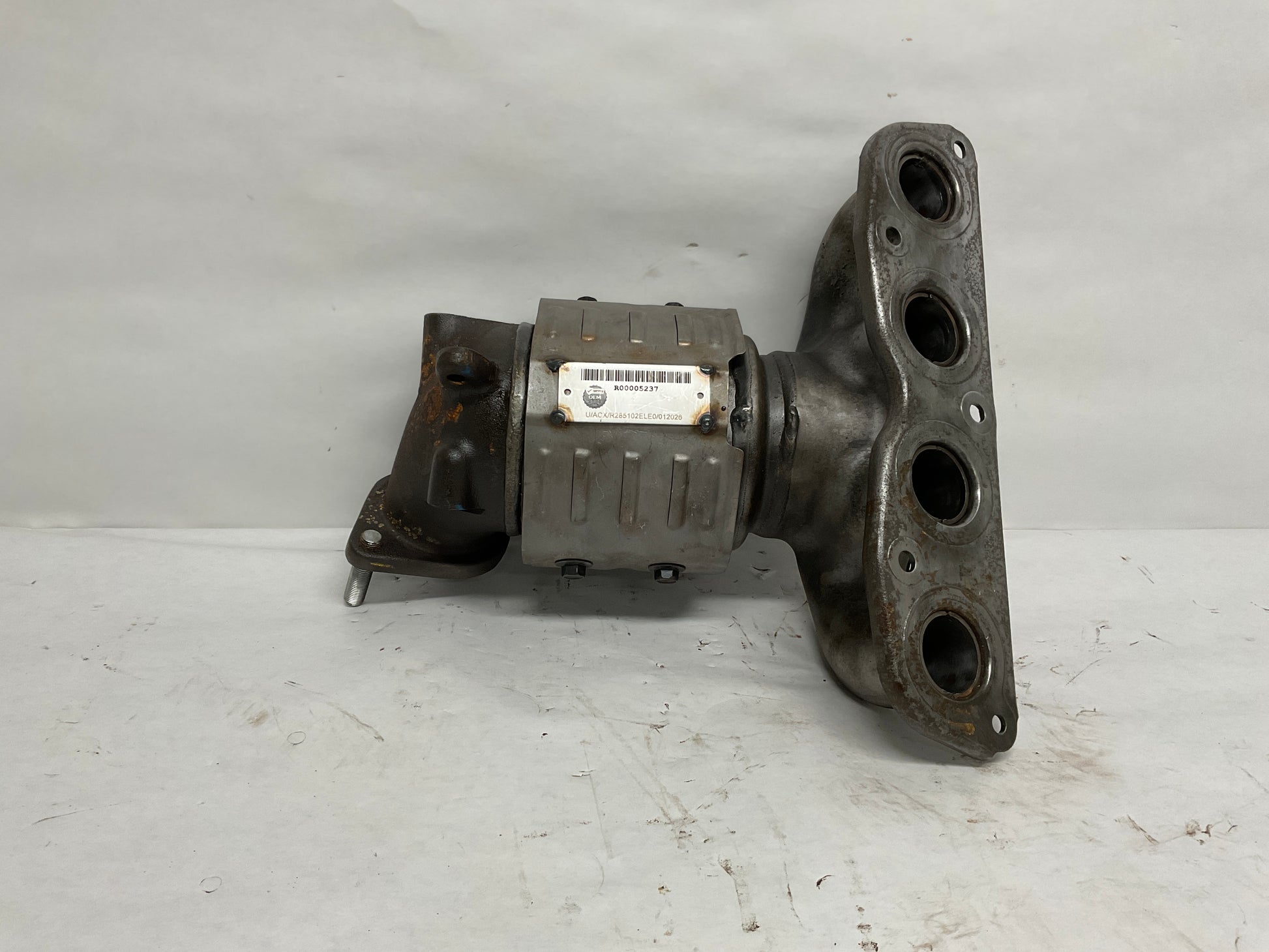 Catalytic Converter with Integrated Exhaust Manifold