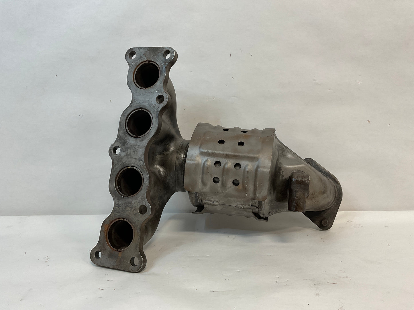 Catalytic Converter with Integrated Exhaust Manifold