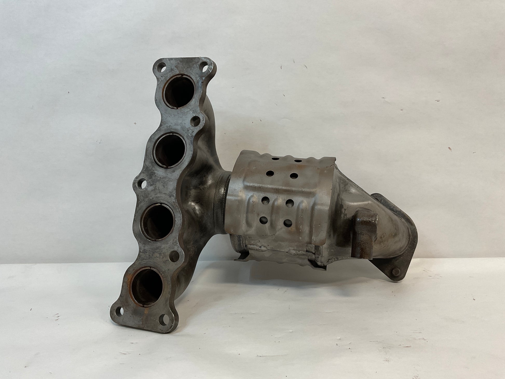 Catalytic Converter with Integrated Exhaust Manifold
