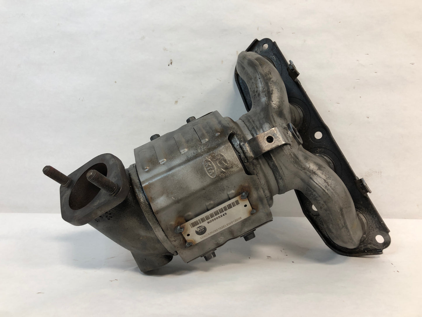 Catalytic Converter with Integrated Exhaust Manifold