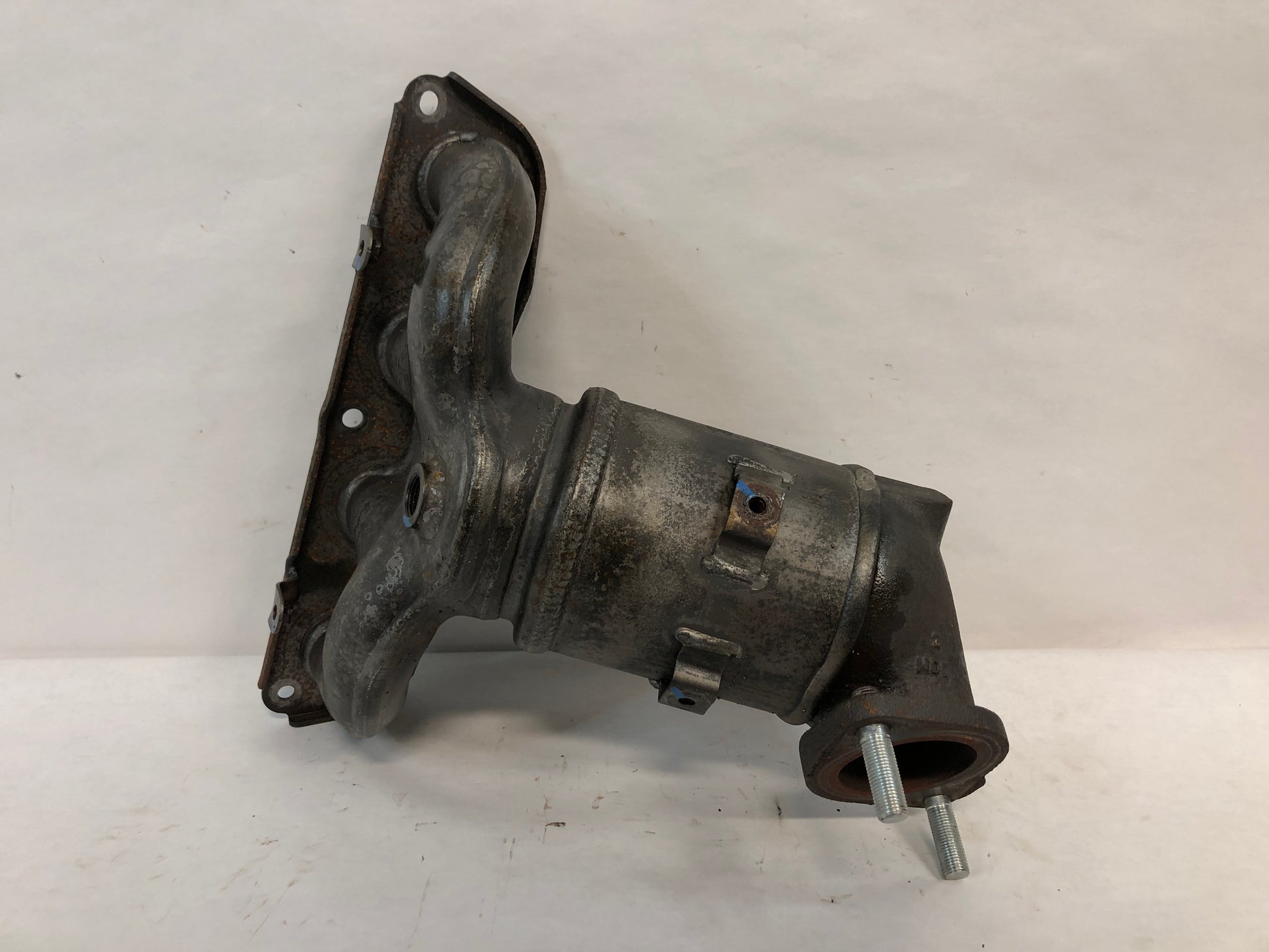 Catalytic Converter with Integrated Exhaust Manifold