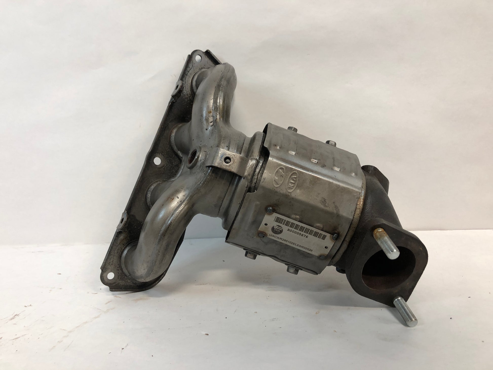 Catalytic Converter with Integrated Exhaust Manifold