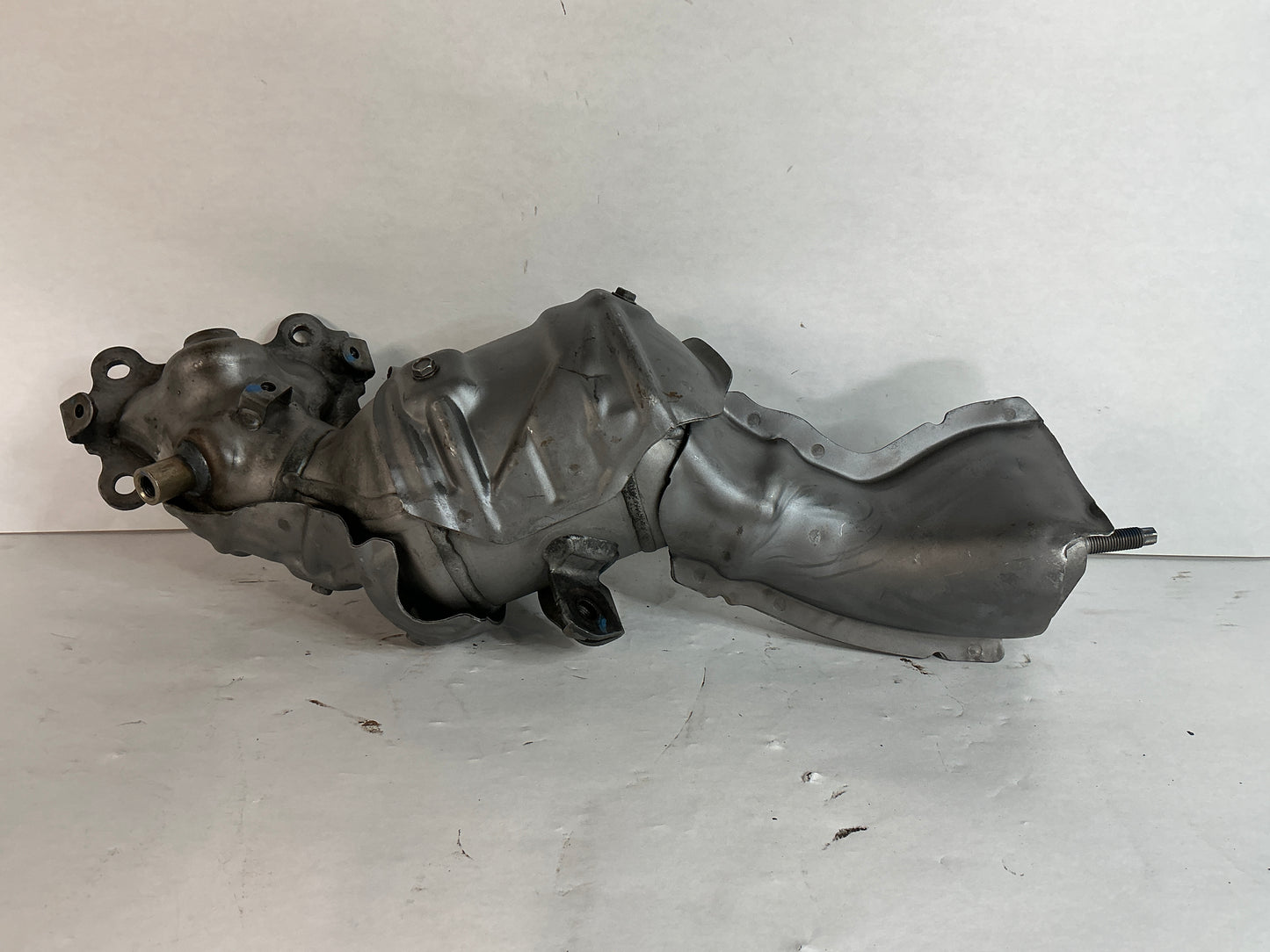 	Catalytic Converter, Pre-Converter, Three Way Catalyst
Description:	
Frontier. 3.8l. Left. Upper. 3.8L, from 09/2020.
Left Side from Driver's POV LHD USA
Replaces:	208b39bp0a, 208b39bp0b
