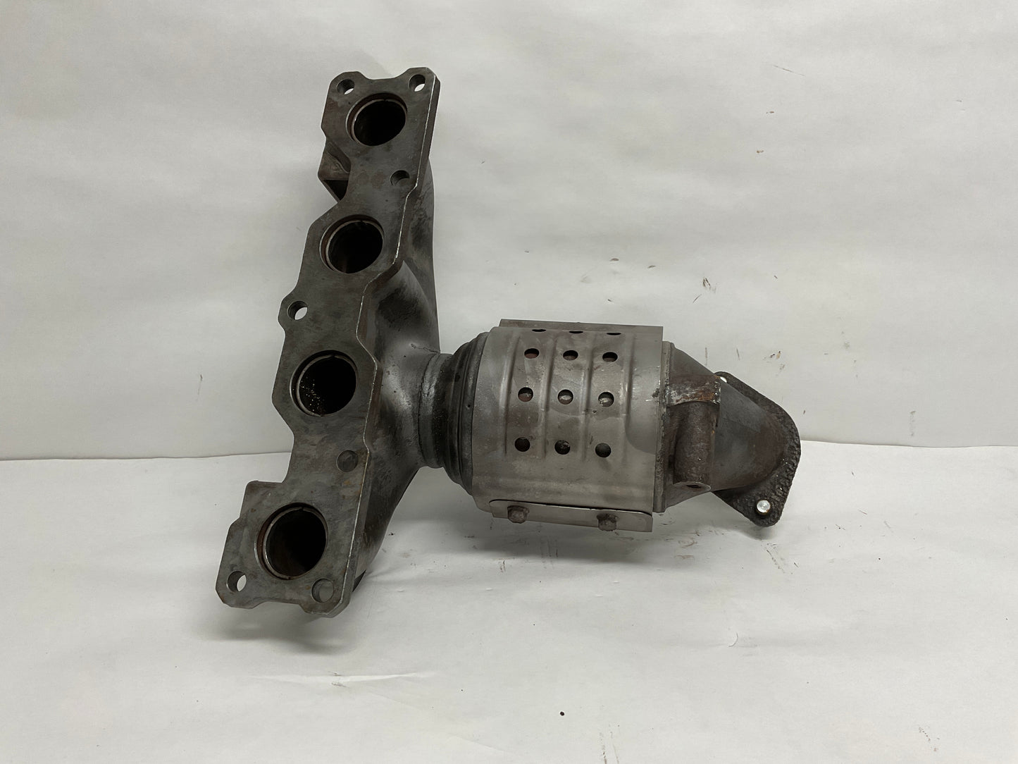 Catalytic Converter with Integrated Exhaust Manifold