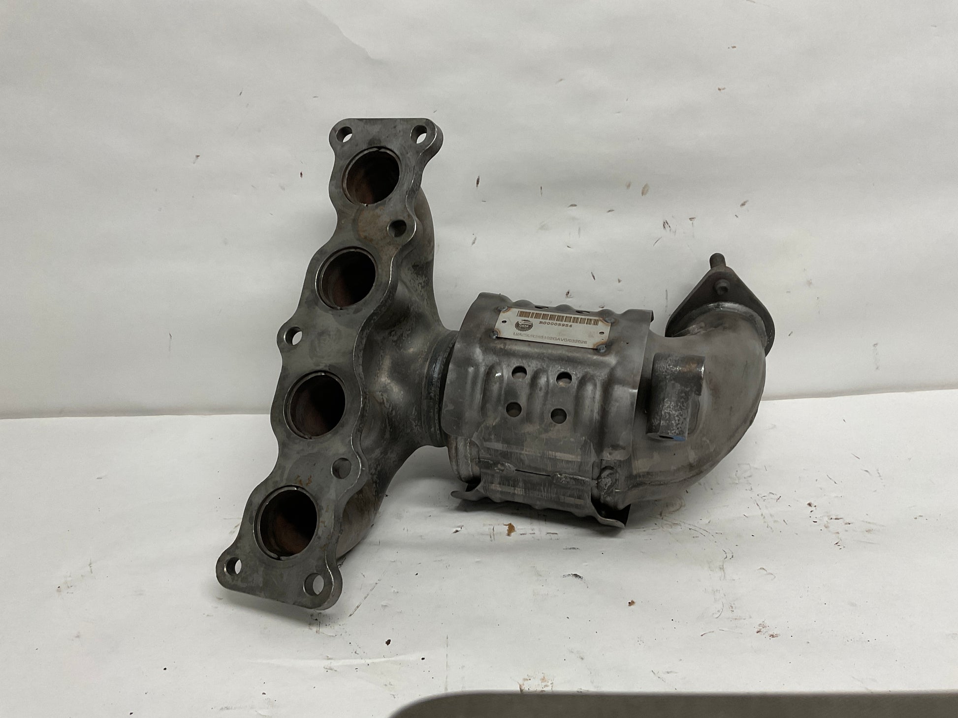 Catalytic Converter with Integrated Exhaust Manifold