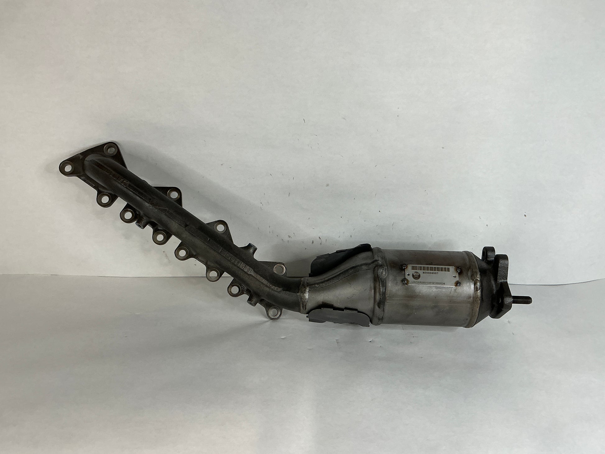 28510-3F021
Positions:	Right
Other Names:	Manifold Catalytic Assembly Exhaust Right-hand
Description:	
Genesis. 4.6l. Right. Equus.