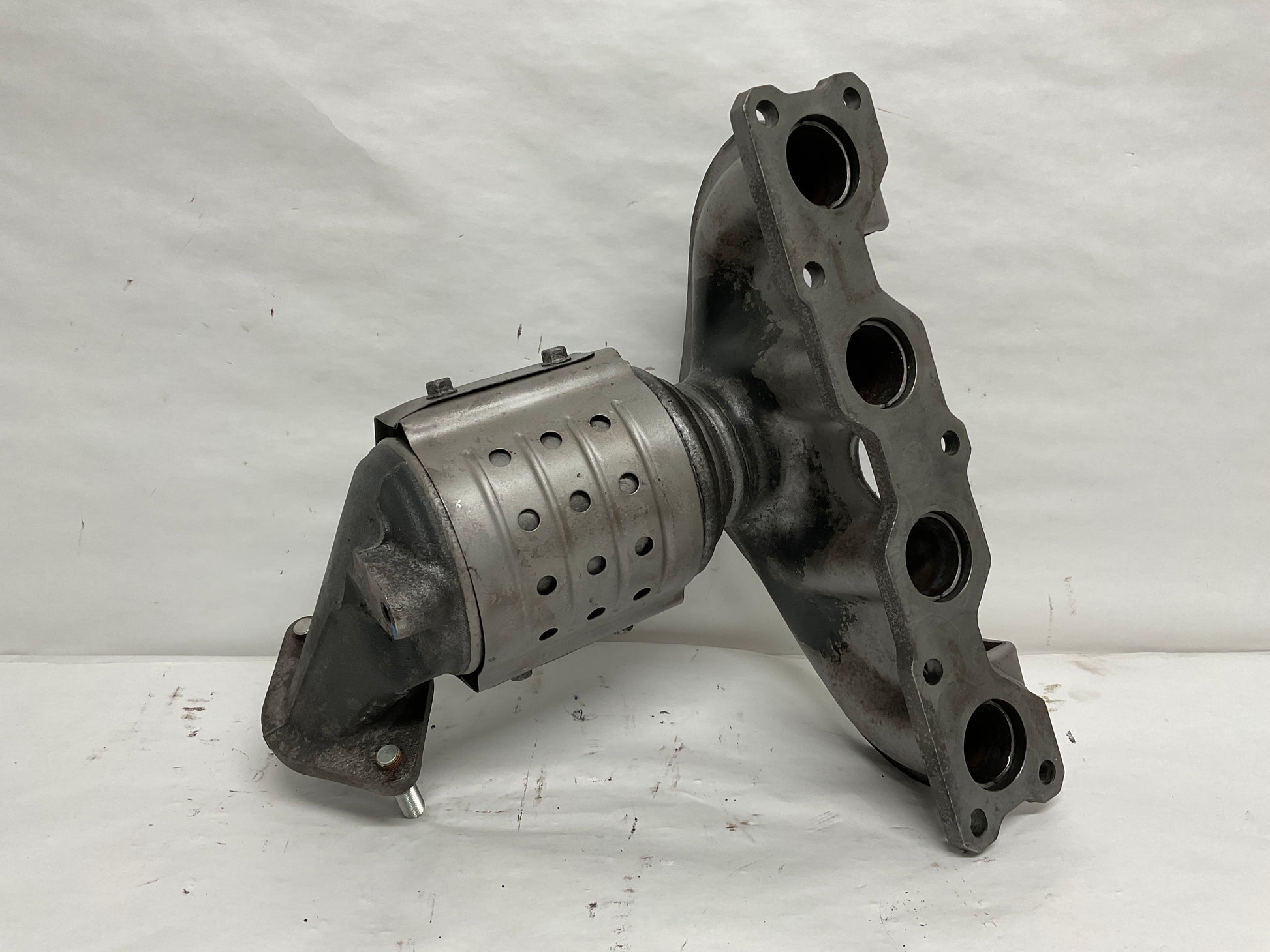 Catalytic Converter With Integrated Exhaust Manifold