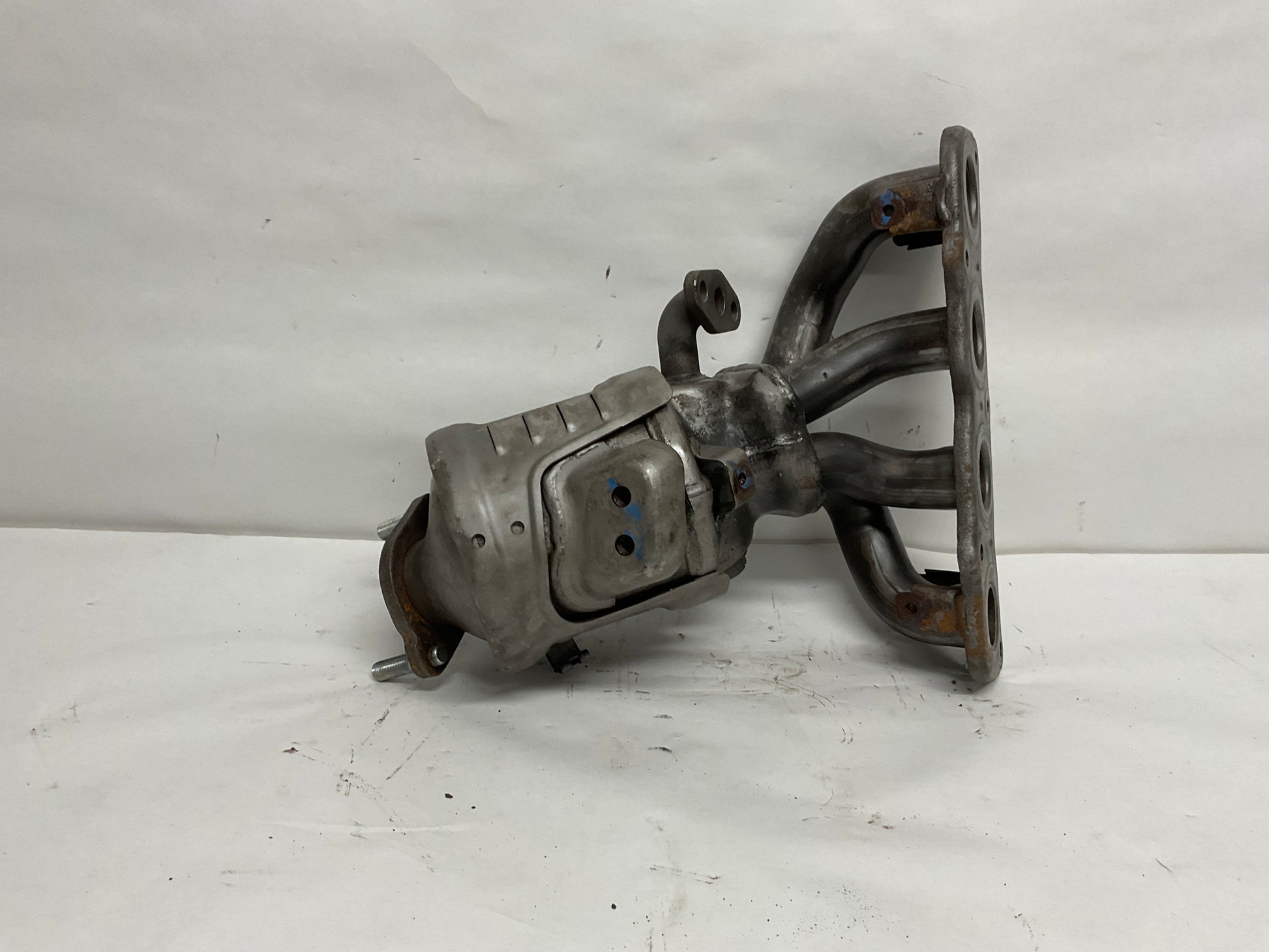 Catalytic Converter With Integrated Exhaust Manifold Mnfd W/converter