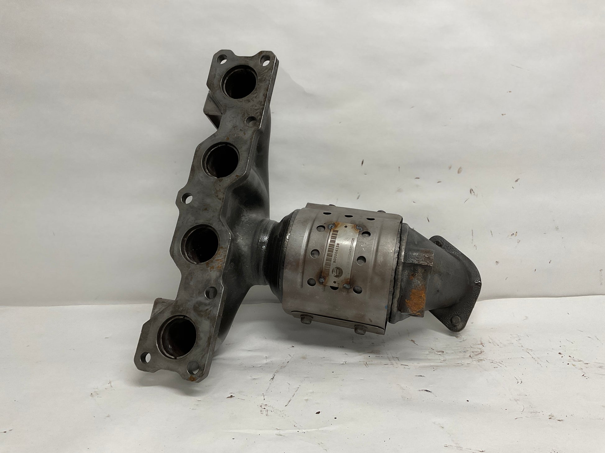 Catalytic Converter with Integrated Exhaust Manifold
