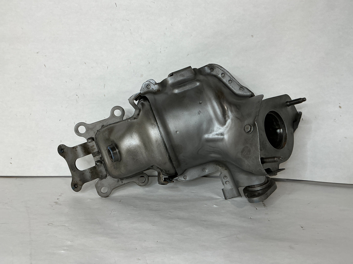 	B08A2-6RK3A
Other Names:	Exhaust Manifold, Three Way Catalytic Converter
Description:	
2.5L.

Condition:	New
Replaces:	b08a26rk0a, b08a26rk1a, b08a26rk2a

CODE: 6RK SUFFIX: HU

Flange is turned 90 deg relative to Altima Part