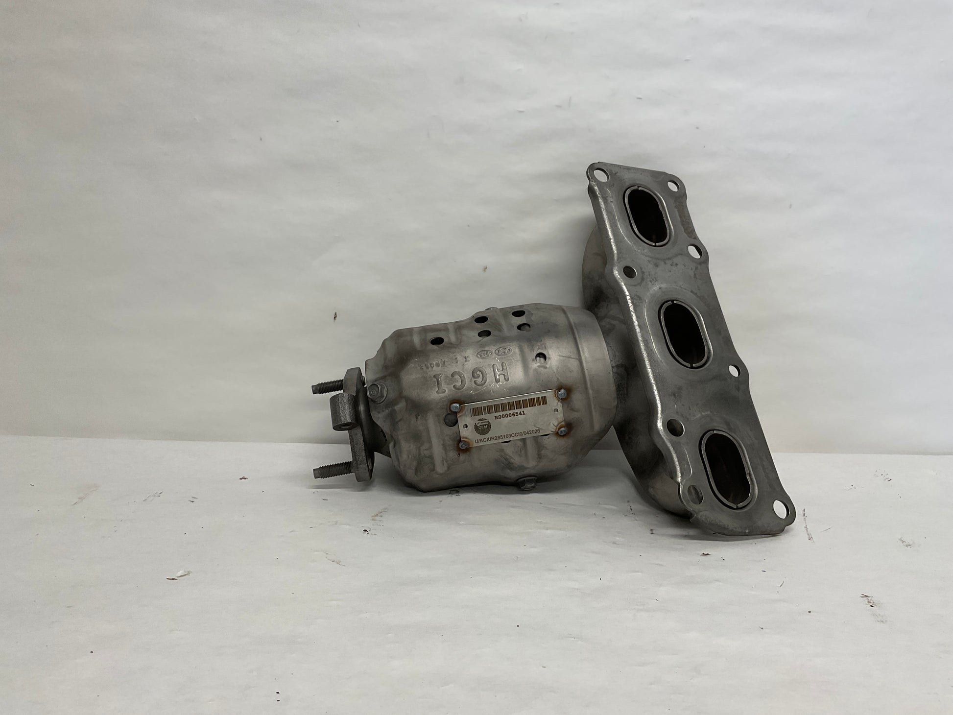 Left, Catalytic Converter with Integrated Exhaust Manifold

Mark on Heatshield typically "HGCI"
Can is straight and centered with middle of Manifold