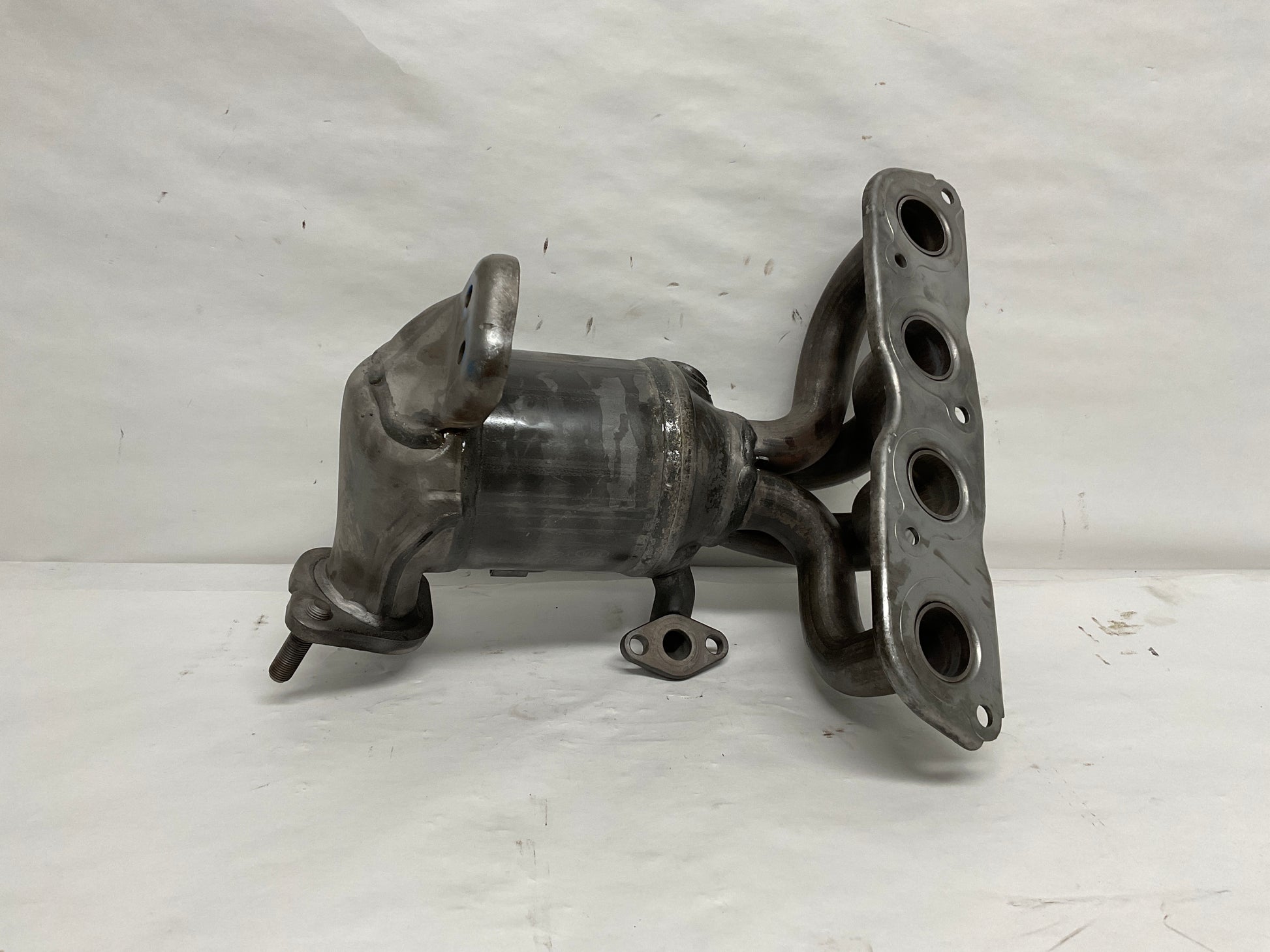 Catalytic Converter with Integrated Exhaust Manifold